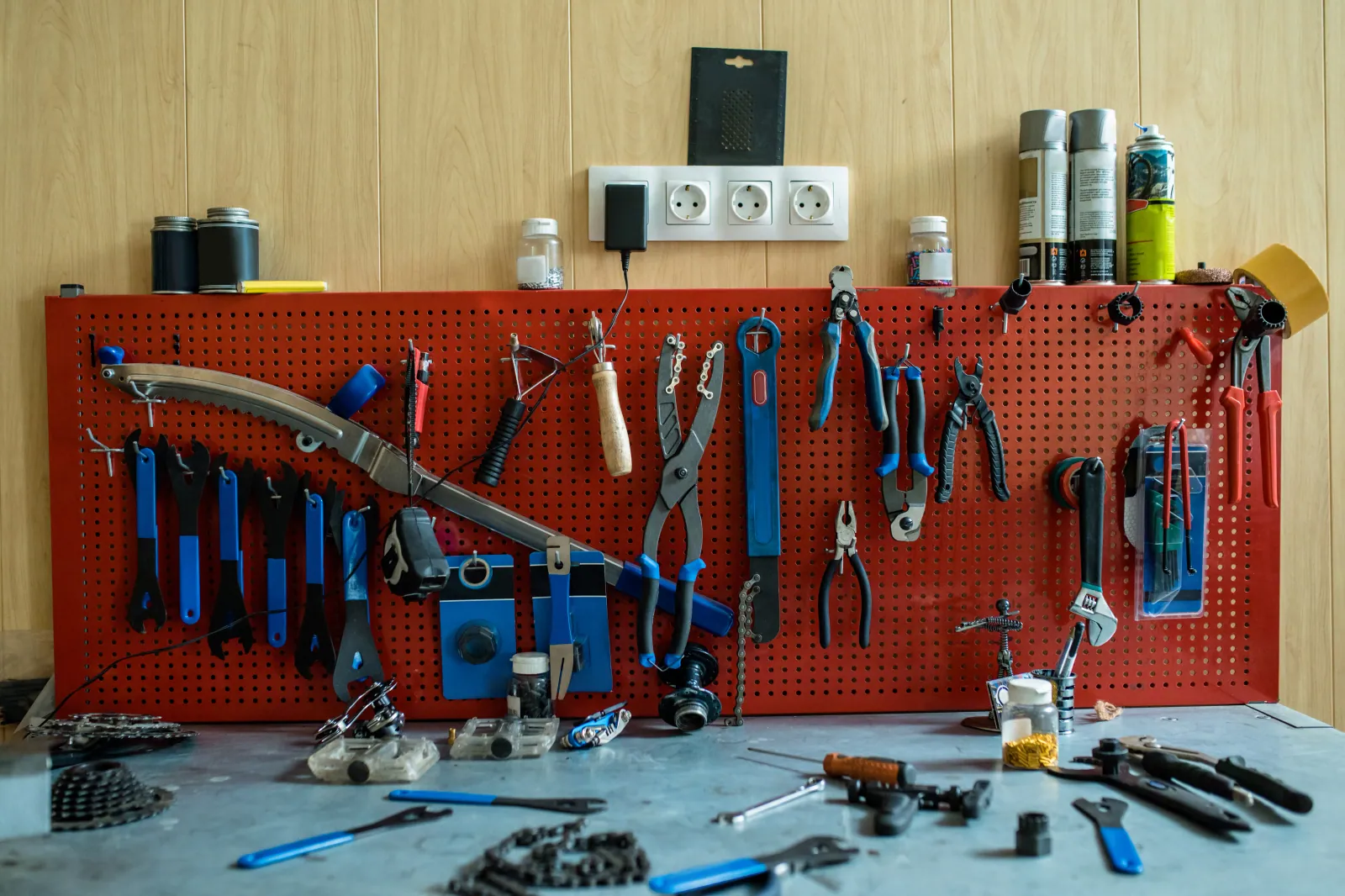 Allen key set, mid-range torque wrench with calibration certificate, chain breaker, brand-specific cassette tool and tire levers on a workshop bench
